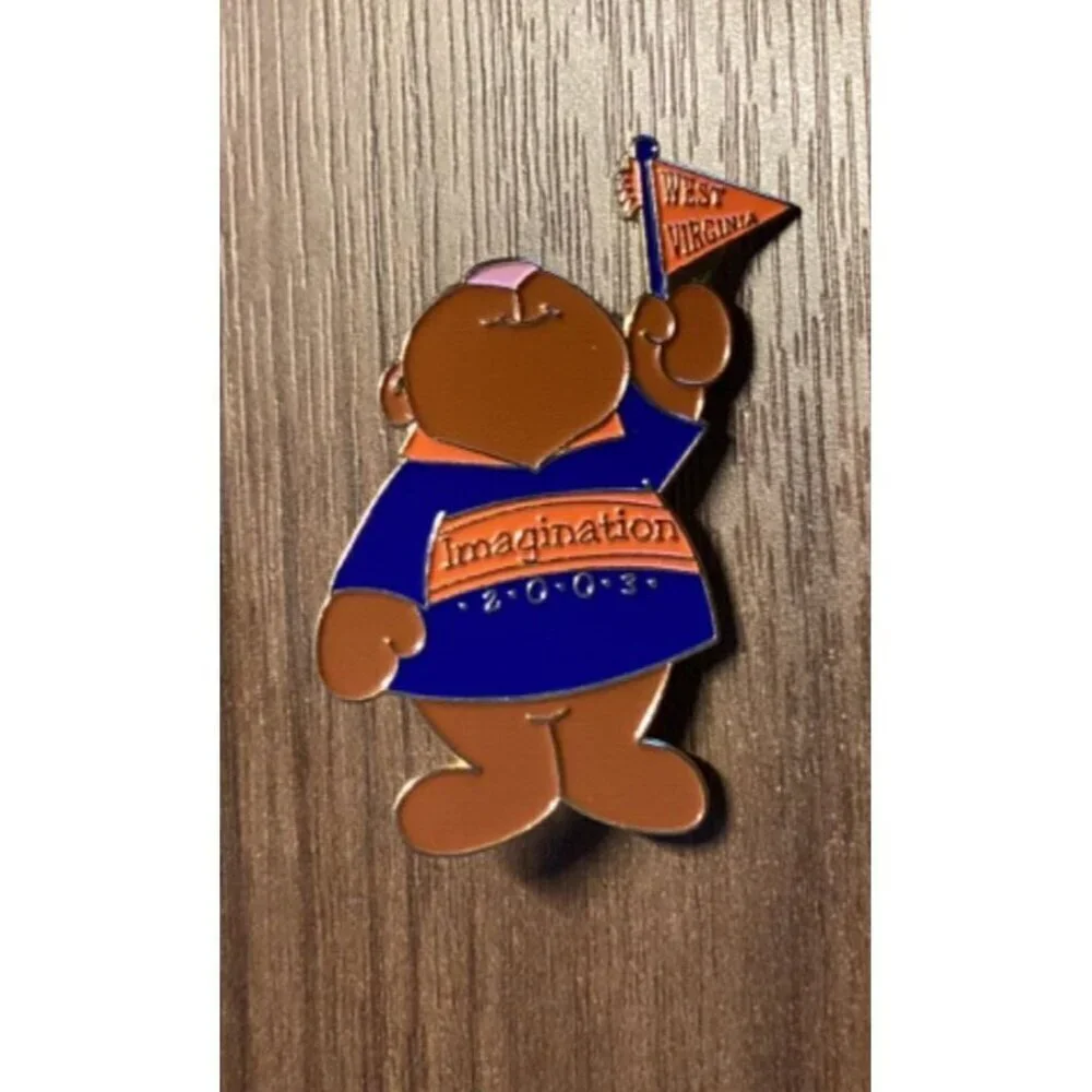 Destination Imagination Pin 💥 2003 WV BEAR WITH BANNER WEST VIRGINIA💥 DI OM208